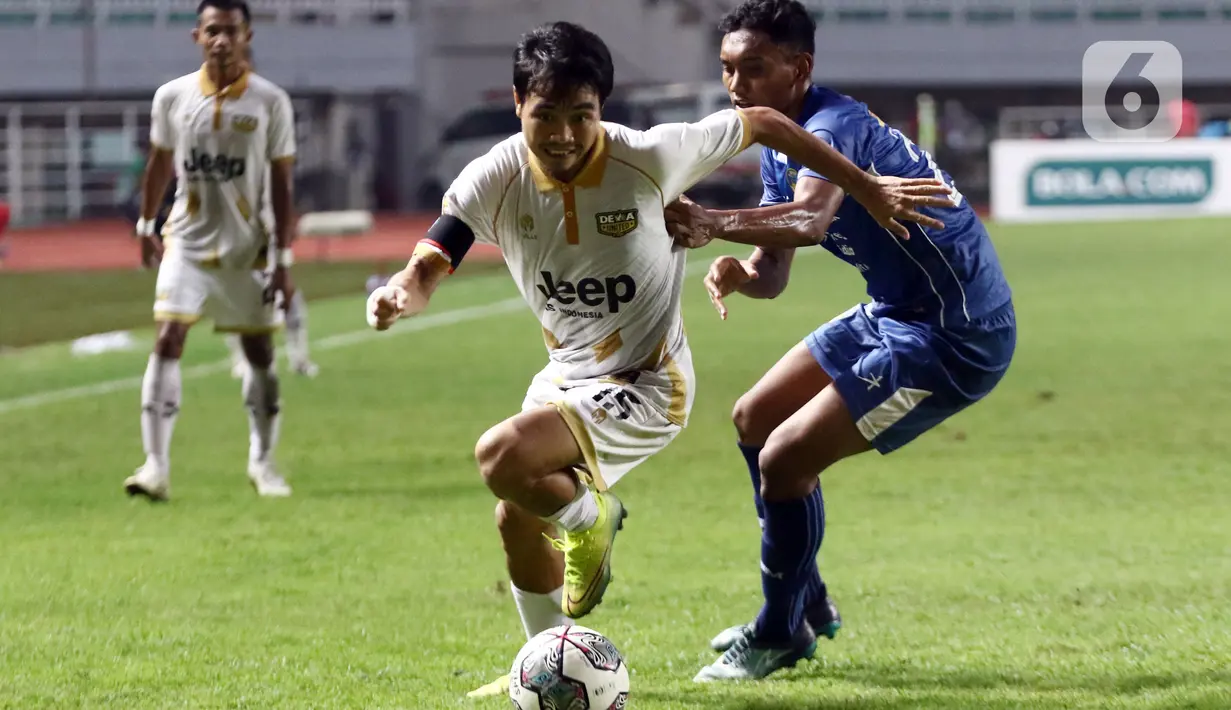 Penyerang Martapura Dewa United, Rangga Muslim P (kiri) berebut bola dengan pemain PSIM Yogyakarta, Syarif Wijianto pada perebutan tempat ketiga Liga 2 Indonesia 2021 di Stadion Pakansari, Bogor, Kamis (30/12/2021). Dewa United unggul 1-0 dan promosi ke BRI Liga 1. (Liputan6.com/Helmi Fithriansyah)