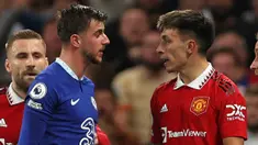 Pemain MU, Lisandro Martinez (kanan), terlibat perselisihan dengan pemain Chelsea, Mason Mount, pertandingan Liga Inggris 2022/2023 antara Chelsea dan Manchester United yang berlangsung di Stamford Bridge, Sabtu (22/10/2022). (AFP/Adrian Dennis)