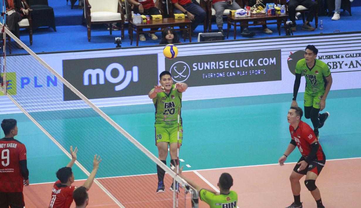 <p>Pemain Jakarta STIN BIN, Jasen Natanael Kilanta (tengah) mengumpan bola saat menghadapi Jakarta Pertamina Pertamax pada laga pekan pertama putaran I PLN Mobile Proliga 2024 di GOR Amongrogo, Yogyakarta, Minggu (28/4/2024). Jakarta STIN BIN menang 3-0 (25-21, 25-23, 25-20). (Dok. PBVSI)</p>