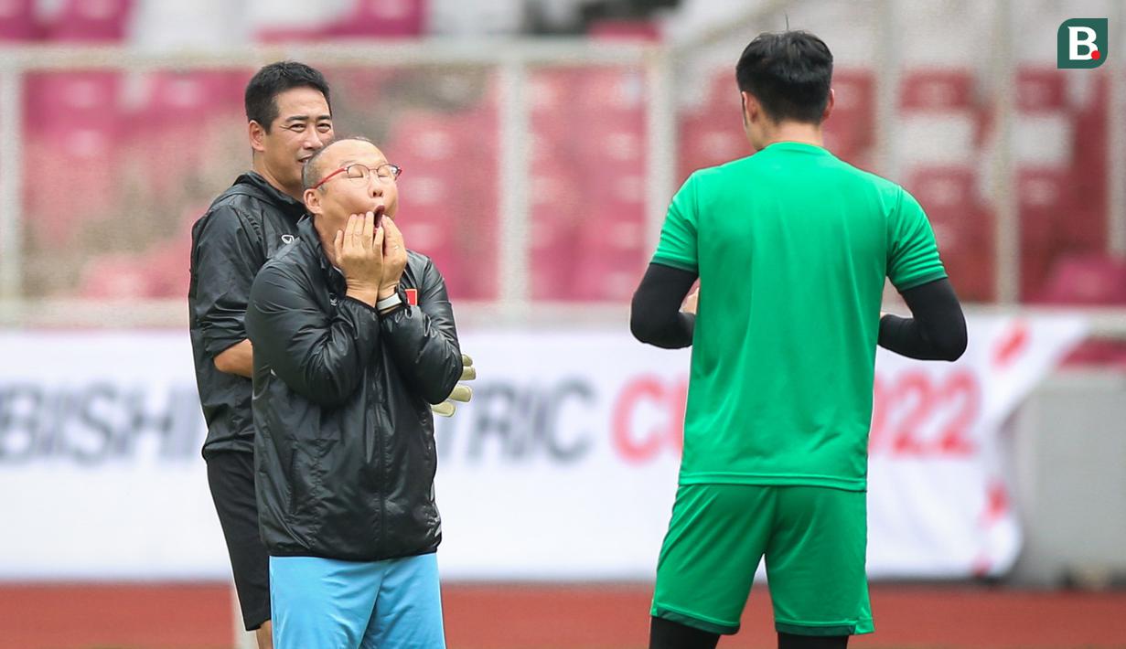 Pelatih Timnas Vietnam, Park Hang-seo bercanda dengan pemainnya saat latihan resmi menjelang laga semifinal Piala AFF 2022 melawan Timnas Indonesia yang berlangsung di Stadion Utama Gelora Bung Karno (SUGBK), Jakarta, Kamis (05/01/2023). (Bola.com/Bagaskara Lazuardi)