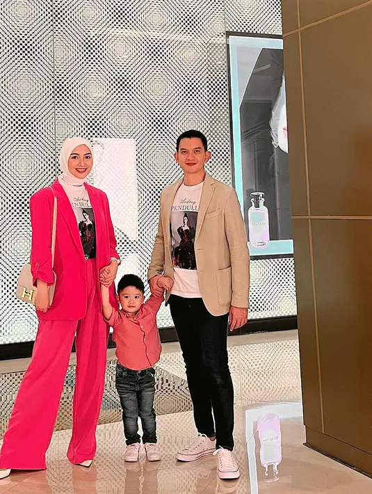 <p>Gaya senada Citra Kirana-Rezky Adhitya pakai blazer berwarna, meningkatkan gaya [IG: @citraciki]</p>