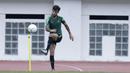 Pemain Timnas Indonesia, Stefano Lilipaly, menendang bola saat mengikuti sesi latihan terpisah di Stadion Wibawa Mukti, Jawa Barat, Sabtu (3/11). Latihan ini merupakan persiapan jelang Piala AFF 2018. (Bola.com/M Iqbal Ichsan)
