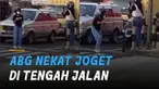 Ulahnya mendapat perhatian warga dan pengguna jalan hingga disoraki.