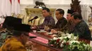 Presiden Joko Widodo atau Jokowi berbincang dengan pengurus Lembaga Persahabatan Organisasi Kemasyarakatan Islam (LPOI) di Istana Merdeka, Jakarta, Selasa (22/1). LPOI diketuai oleh Ketua Umum PBNU Said Aqil Siradj. (Liputan6.com/Angga Yuniar)