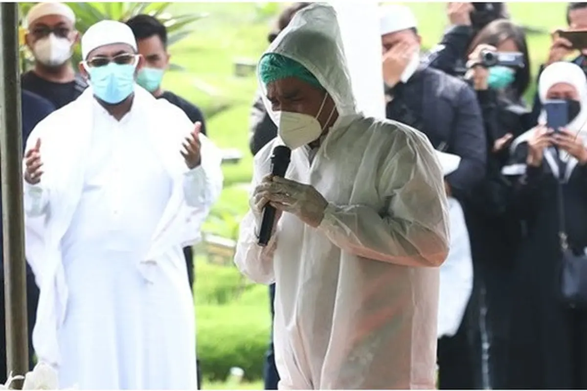 6 Potret Ketegaran Teddy Syah Melepas Kepergian Jenazah Rina Gunawan