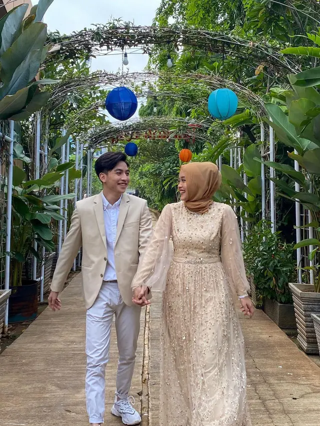 7 Potret Putri Delina dan Jeffry Reksa Pakai Baju Couple, Kompak Banget