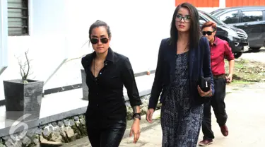 Selebritis Sheila Marcia (kanan) saat tiba di Pengadilan Negeri Tangerang, Selasa (20/7). Agenda sidang adalah mediasi antara Sheila Marcia dan Kiki Mirano. (Liputan6.com/Herman Zakharia)