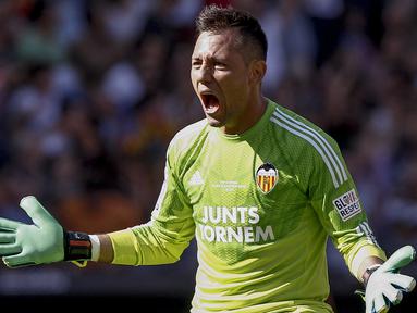 Siapa pun pasti mengakui kualitas dua pesepak bola terbaik di dunia, Cristiano Ronaldo dan Lionel Messi. Keduanya dikenal piawai dalam urusan mencetak gol, termasuk mengeksekusi tendangan penalti. Namun, keduanya pernah apes saat jumpa 5 kiper berikut. (AFP/Biel Alino)