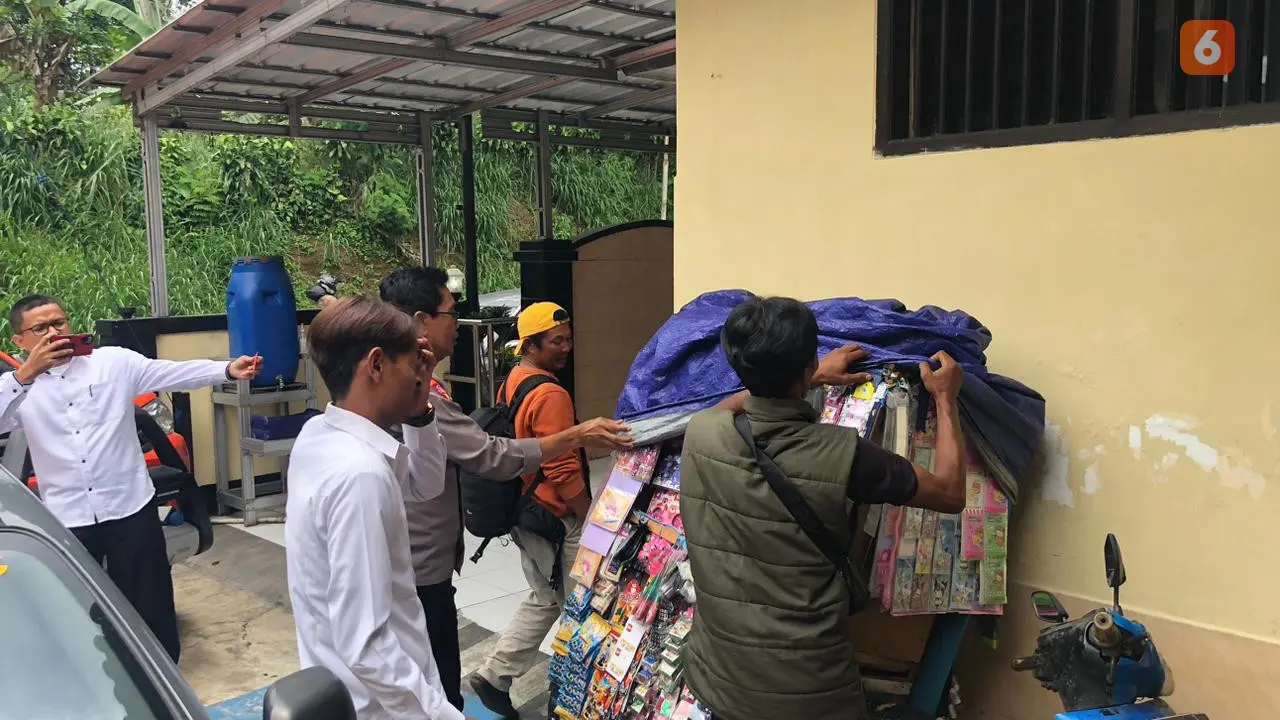 Pedagang penjual mainan dan makanan diperiksa polisi, dalam kasus dugaan ketacunan massal pelajar SD di Sukabumi (Liputan6 com/Fira Syahrin).