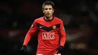 Manchester United's Serbian forward Zoran Tosic watches the ball during their English League Cup football match against Tottenham Hotspur at Old Trafford in Manchester, north-west England, on December 1, 2009. AFP PHOTO/PAUL ELLIS