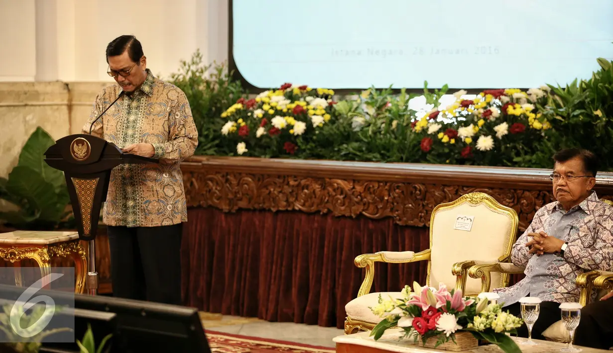 Menkopolhukam Luhut Binsar Pandjaitan (kiri) memberikan paparan pada acara penandatanganan Nota Kesepahaman (MoU) bersama antara kementerian dan institusi penegak hukum di Istana Negara, Jakarta, Kamis (28/1). (Liputan6.com/Faizal Fanani)