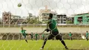 Para pemain Timnas Indonesia U-19 berlatih tembakan jarak jauh di Stadion Padomar, Yangon, Sabtu (9/9/2017). Pada laga Piala AFF U-18 selanjutnya Timnas U-19 akan melawan Vietnam U-19. (Liputan6.com/Yoppy Renato)