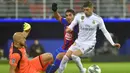 Gelandang Real Madrid, Federico Valverde, berusaha membobol gawang Eibar pada laga La Liga Spanyol di Stadion Ipurua, Eibar, Sabtu (9/11). Eibar kalah 0-4 dari Madrid. (AFP/Ander Gillenea)