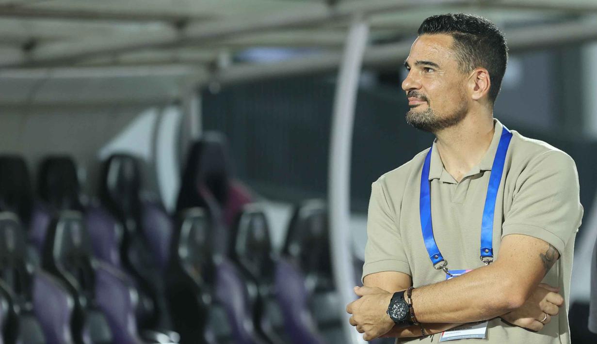 Pelatih Persita, Carlos Gonzales Pena usai memimpin laga melawan Dewa United pada lanjutan BRI Super League 2025/2026 di Stadion Indomilk Arena, Tangerang, Banten, Kamis (26/2/2026). (Bola.com/M Iqbal Ichsan)