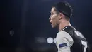 Penyerang Juventus, Cristiano Ronaldo, terlihat selama matchday kelima Grup D Liga Champions menghadapi Atletico Madrid di Allianz-Stadium, Turin, Selasa (26/11/2019). Meski gagal menyumbangkan gol, namun penampilan baru Ronaldo di laga tersebut menjadi sorotan. (Marco Bertorello / AFP)