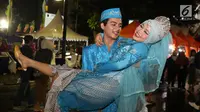 Pasangan Hendrik dan Leonita Wulandari meluapkan kebahagiaan usai ijab kabul di jalan MH Thamrin, Jakarta, Senin (31/12). 557 pasangan mengikuti nikah massal dan isbat nikah pada malam pergantian tahun 2018-2019. (Liputan6.com/Helmi Fithriansyah)