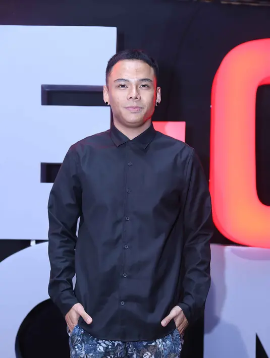 Dengan aransemen musik techno, dari album sebelumnya itu, ia mengandeng enam disk joackey (DJ) yang berbeda. (Nurwahyunan/Bintang.com)