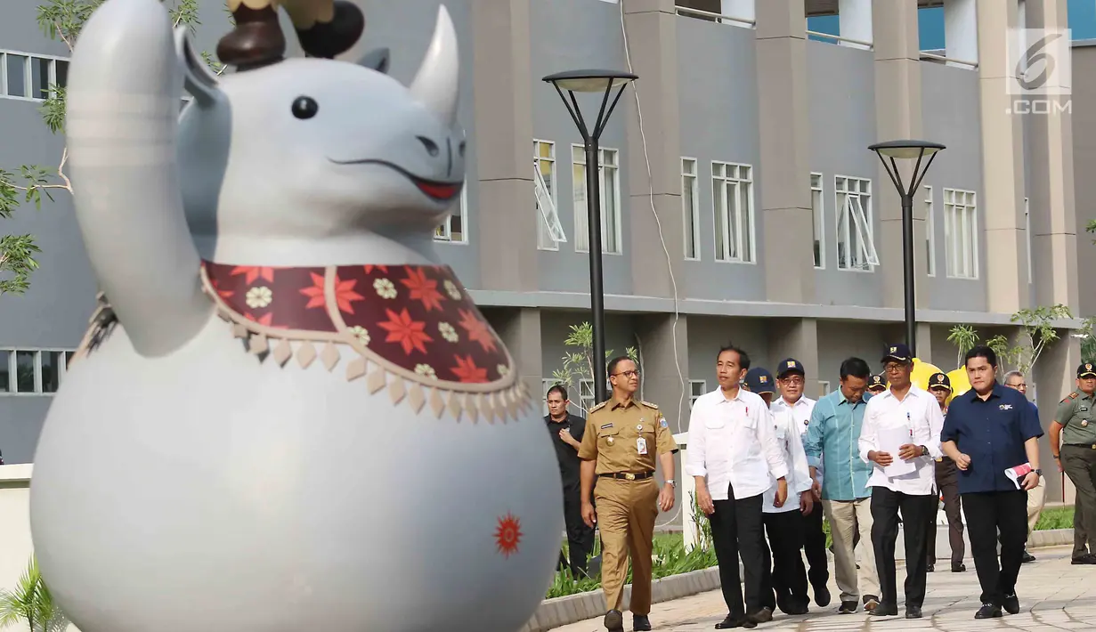 Presiden Joko Widodo didampingi Gubernur DKI Anies Baswedan dan rombongan saat meninjau wisma atlet Asian Games 2018 di Kemayoran, Jakarta, Senin (26/2). (Liputan6.com/Angga Yuniar)