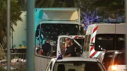 Bekas tembakan terlihat di kaca depan sebuah truk yang menabrak kerumunan orang yang tengah menyaksikan festival di Nice, Prancis, Kamis (14/7). Sopir yang diduga mengemudikan truknya untuk membunuh itu ditembak mati oleh polisi. (REUTERS/Eric Gaillard)
