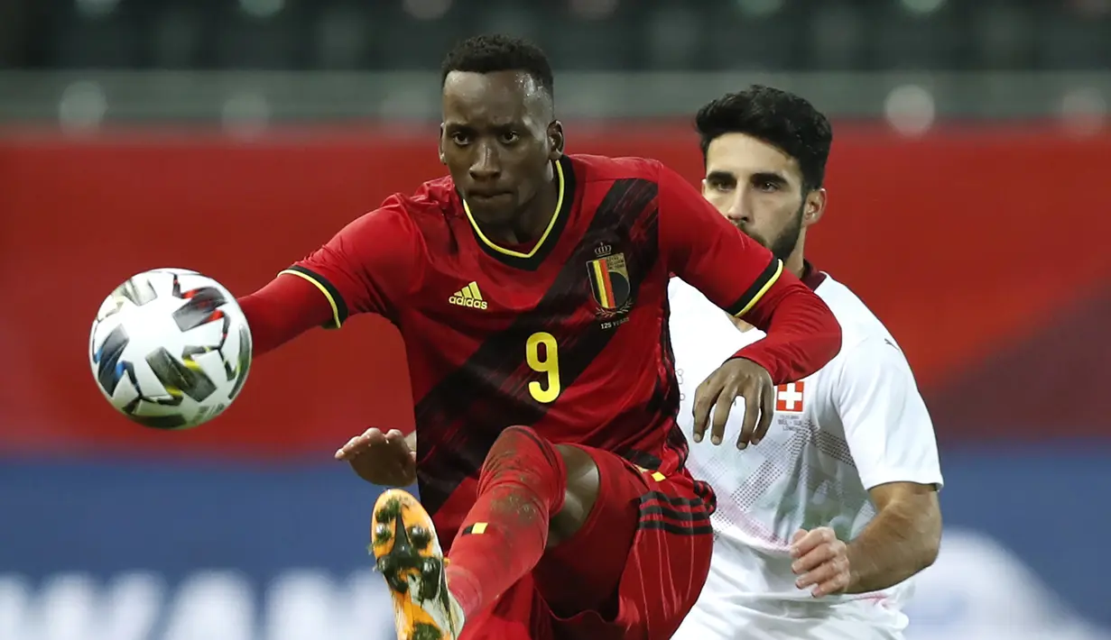 Pemain Belgia, Dodi Lukebakio mengontrol bola dibayangi pemain Swiss, Eray Comert, dalam pertandingan uji coba Internasional di Stadion King Power, Belgia, Kamis (12/11/2020) dini hari WIB. Belgia mengalahkan Swiss 2-1. (AP Photo/Francisco Seco).
