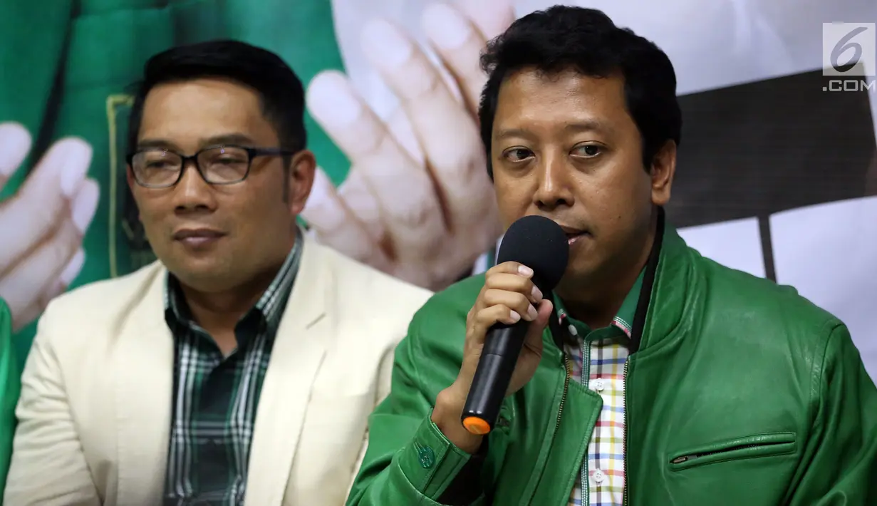 Ketum PPP Romahurmuziy dan balon  Gubernur Jabar Ridwan Kamil memberikan keterangan pers di Kantor PPP, Jakarta, Selasa (24/10). PPP resmi medeklarasikan pasangan Ridwan Kamil dan Uu Ruzhanul Ulum untuk maju di Pilkada Jabar. (Liputan6.com/JohanTallo)