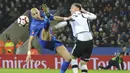 Pemain Leicester, Yohan Benalouane (kiri) menghalau bola dari kejaran pemain Derby County, Richard Keogh pada putaran keempat Piala FA di King Power Stadium, Leicester (8/2/2017). Leicester menang 3-1.  (AP/Rui Vieira)