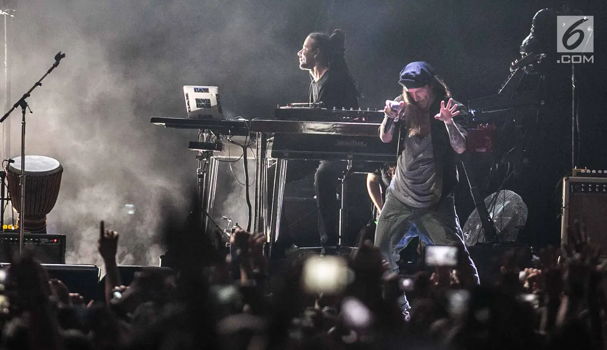 Suasana saat band Incubus asal Amerika Serikat menggelar konser di Jakarta, Rabu (7/2). (Liputan6.com/Faizal Fanani)