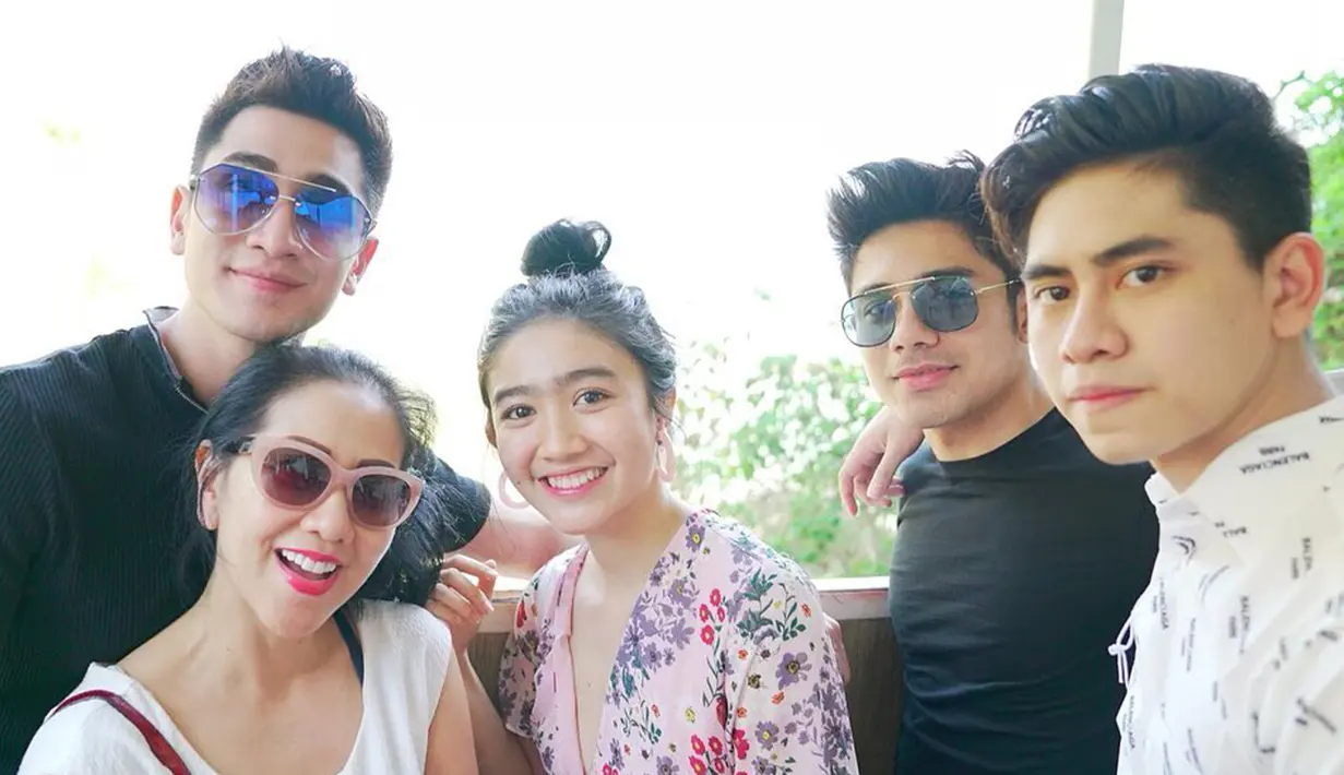 Tak hanya dekat dengan Verrell Bramasta saja, Febby juga terlihat dekat dengan sang ibunda Verrell, Venna Melinda. (Liputan6.com/IG/@athallanaufal7)