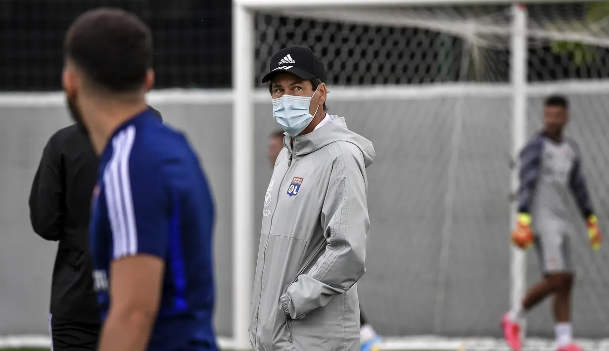 Pelatih Olympique Lyon, Rudi Garcia, saat memimpin latihan di Decines-Charpieu Groupama, Prancis, Rabu (10/6/2020). Olympique Lyon melakukan persiapan Jelang leg kedua babak 16 besar Liga Champions melawan Juventus. (AFP/Jeff Pachoud)
