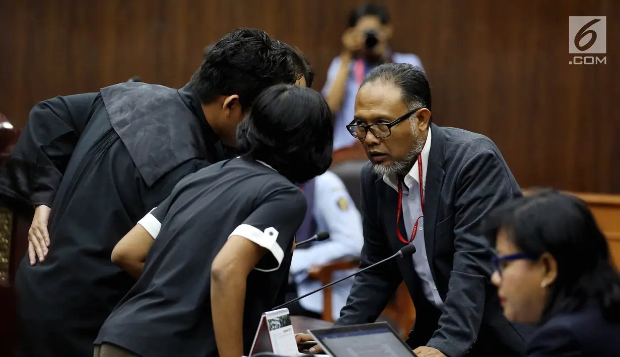 Mantan Komisioner KPK, Bambang Widjojanto berdiskusi disela sidang lanjutan uji materi terkait hak angket di Mahkamah Konstitusi (MK) Jakarta, Selasa (5/9). Bambang Widjojanto dihadirkan sebagai saksi ahli dalam sidang tersebut. (Liputan6.com/Johan Tallo)