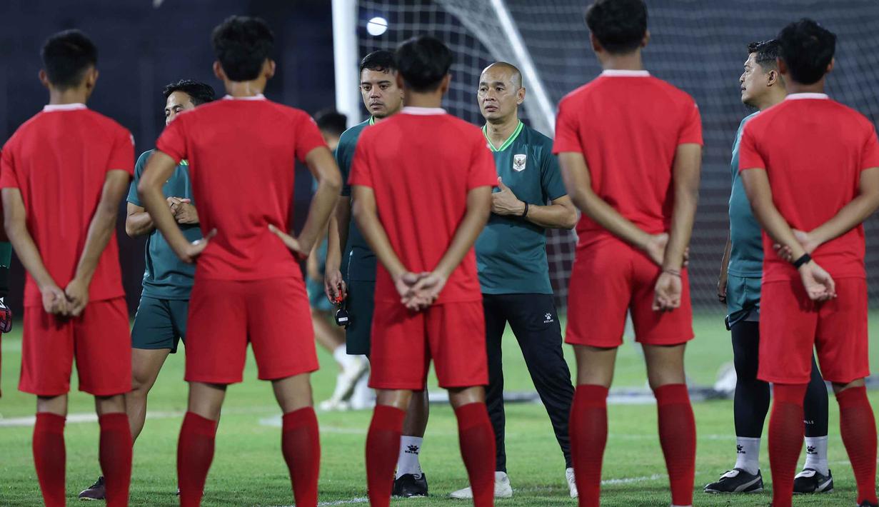 Pertandingan ini akan menentukan apakah Indonesia mampu melaju ke fase berikutnya atau harus mengakhiri langkah lebih cepat. Tampak dalam foto, pelatih Timnas Indonesia U-17, Kurniawan Dwi Yulianto (tengah), saat memimpin sesi latihan terakhir jelang laga melawan Vietnam pada laga terakhir Grup A Piala AFF U-17 2026 di Stadion Gelora 10 November, Surabaya, Jawa Timur, Sabtu (18/4/2026). (Bola.com/M Iqbal Ichsan)