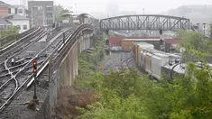Sebuah kereta barang CSX keluar dari rel di bagian timur laut Washington, Minggu (1/5) waktu setempat. Kereta ini menumpahkan zat kimia berbahaya dekat stasiun bawah tanah dan mengganggu lalu lintas kereta api bawah tanah. (Andrew BIRAJ /AFP)