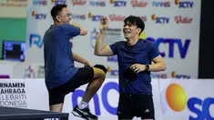 Nazril Irham atau sering disebut Ariel tampil memukau saat pertandingan tenis meja pada Turnamen Olahraga Selebriti Indonesia (TOSI) season 2 yang berlangsung di GOR POPKI Cibubur, Jakarta Timur, Sabtu (13/01/2024). Ariel tampil dalam dua nomor cabor tenis meja, yaitu ganda putra dan tunggal putra. Vokalis dari grup band Noah tersebut berpasangan dengan Raffi Ahmad saat tampil dalam nomor ganda putra melawan pasangan Desta dan Gading Marten. Mereka menang dengan skor 3-1 (21-10, 21-14, 17-21 dan 21-13). Namun Ariel harus mengakui keunggulan Desta di nomor tunggal putra dadakan yang tak direncanakan dengan skor 0-2 (18-21, 19-21). (Bola.com/Bagaskara Lazuardi)