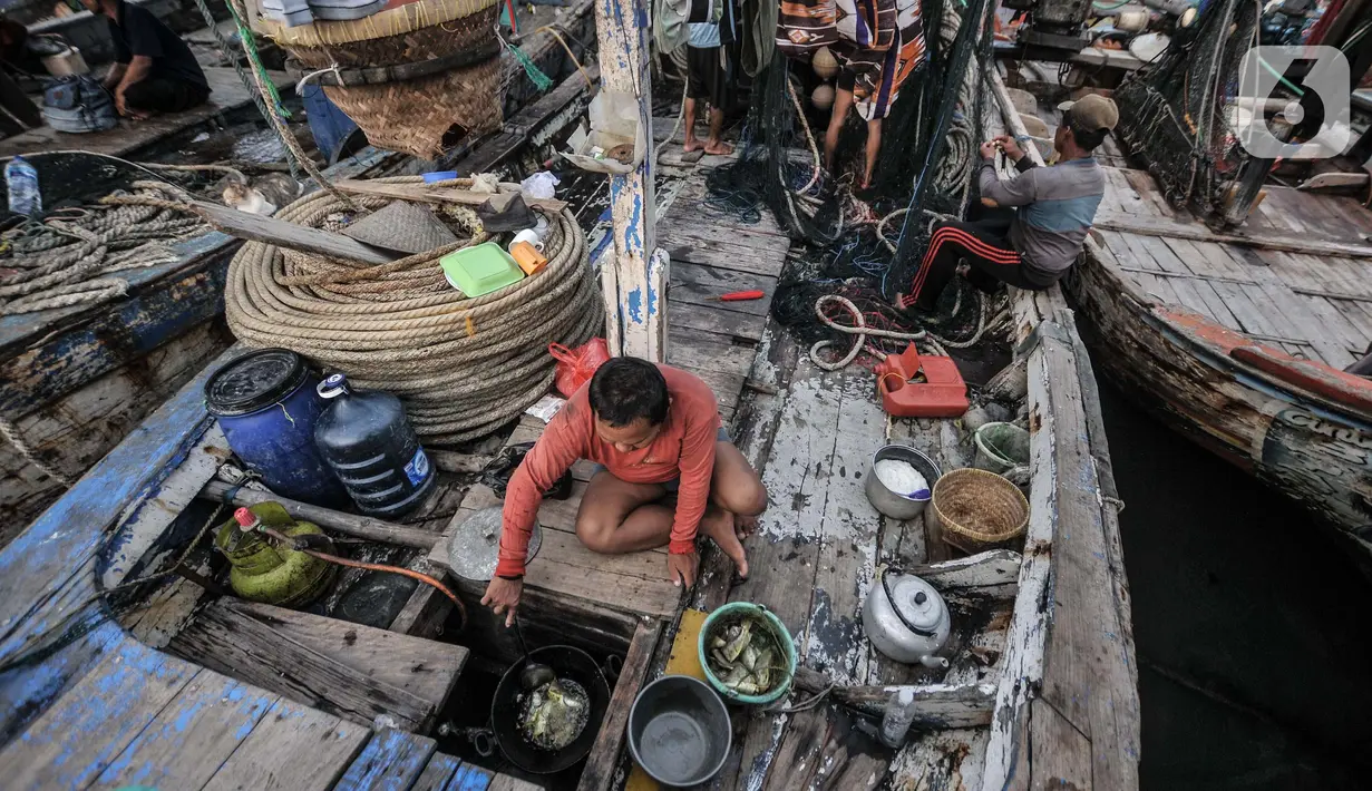 Nelayan memasak makanan usai melaut di Kampung Nelayan Cilincing, Jakarta Utara, Selasa (8/6/2021). Rata-rata sampah laut yang mencemari kawasan pesisir berjenis plastik, busa dan styrofoam yang sulit terurai hingga 450 tahun. (merdeka.com/Iqbal S. Nugroho)