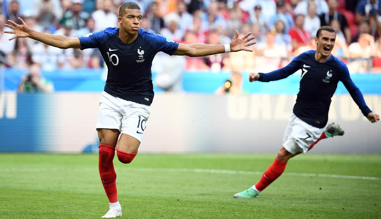 Striker Prancis, Kylian Mbappe, merayakan gol ke gawang Argentina pada laga 16 besar Piala Dunia di Kazan Arena, Kazan, Sabtu (30/6/2018). Prancis menang 4-3 atas Argentina. (AFP/Franck Fife)