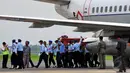 Dua jenazah korban pesawat AirAsia QZ8501 tiba di Lanud TNI AL Juanda, Surabaya, Jatim, Rabu (31/12). (Liputan6.com/Johan Tallo)