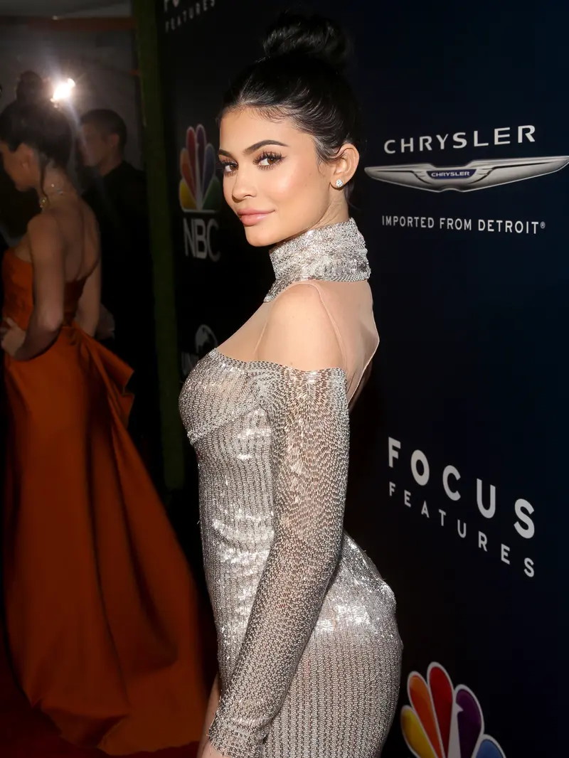 20170109-Golden-Globe-2017-AS-Kendall-Jenner-Kylie-Jenner-AFP-AP