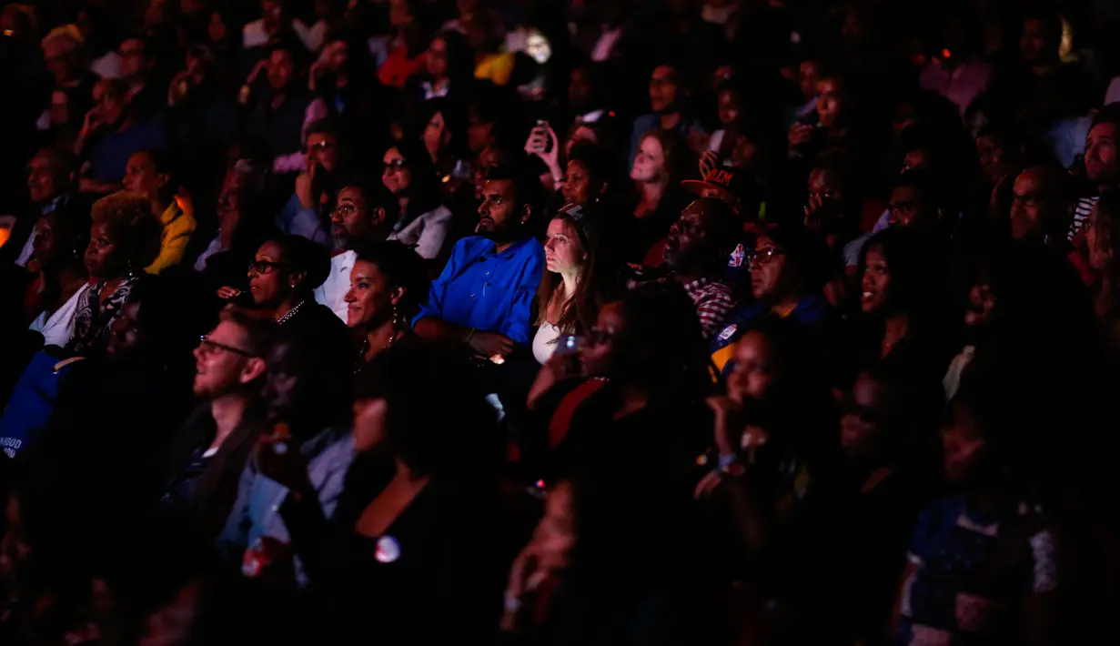 Antusiasme orang menonton debat perdana capres AS dari Partai Republik dan Partai Demokrat, Donald Trump dan Hillary Clinton di Apollo Theater, New York, Senin (26/9). Debat ini disiarkan di beberapa stasiun televisi besar AS. (Eduardo Munoz Alvarez/AFP)