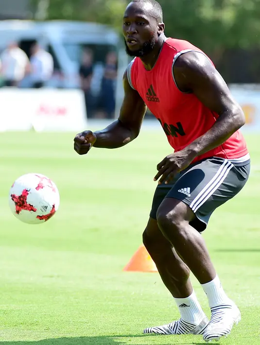 Striker anyar Manchester United, Romelu Lukaku, mengontrol bola saat latihan perdana dalam rangkaian tur pramusim di Stadion UCLA Drake, Los Angeles, Senin (10/7/2017). (AFP/Harry How)