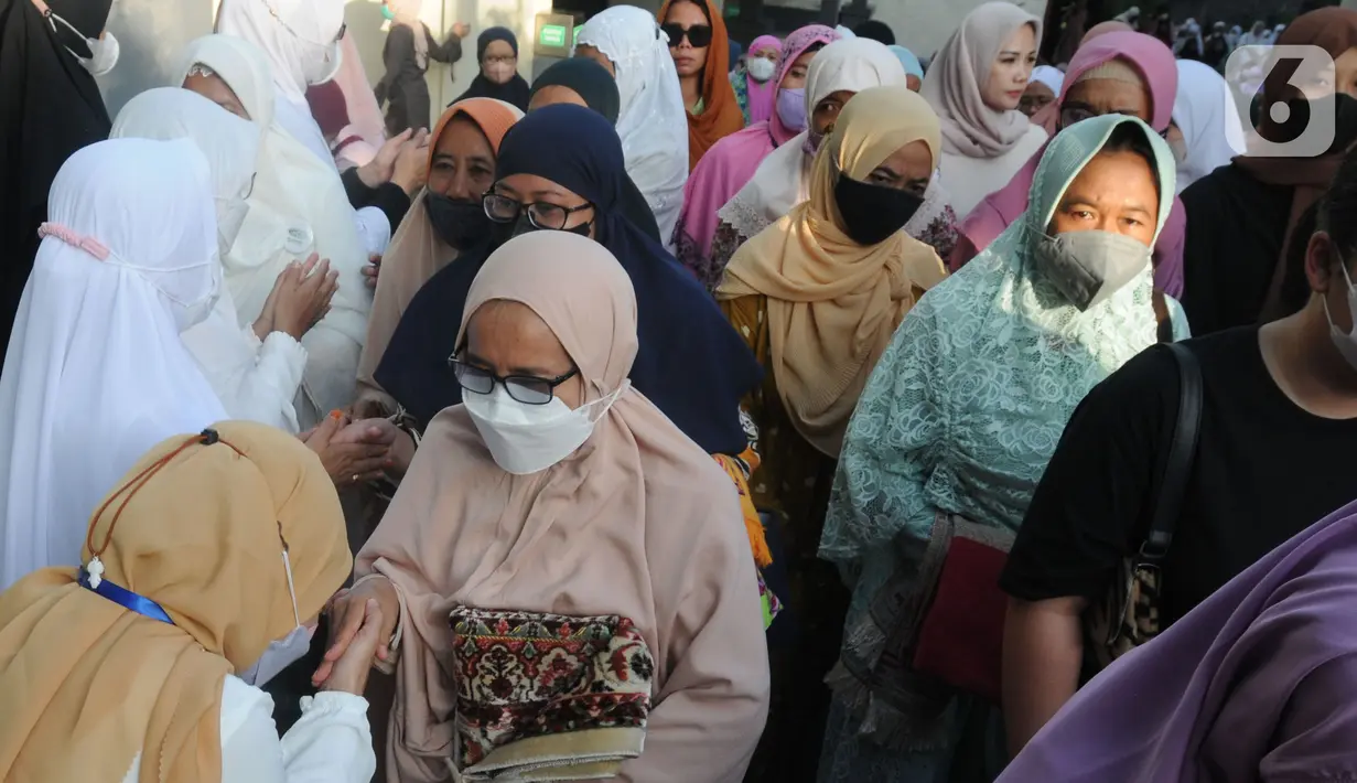<p> Umat Muslim usai melakukan Sholat Idul Fitri di halaman Masjid Agung Ibnu Batutah pada kompleks peribadatan Puja mandala di kawasan Nusa Dua, Bali, Senin (2/5/20222). Perayaan Idulfitri 1443 H berjalan dengan khidmat dan menerapkan protokol kesehatan. (merdeka.com/Arie Basuki)</p>