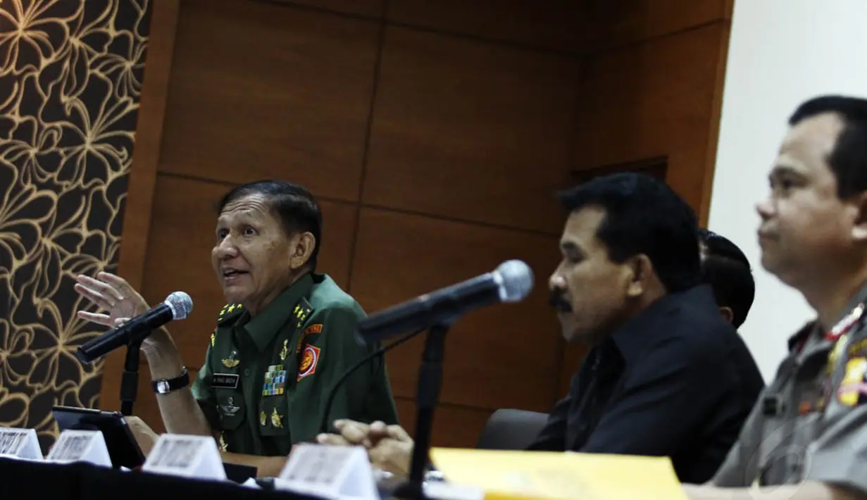 Atas kejadian tersebut, 2 anggota TNI lain datang ke Markas Brimob untuk menanyakan alasan rekan mereka ditembak. Tapi, para polisi yang berada di Mako Brimob mengira akan ada penyerangan, Jakarta, (14/10/14). (Liputan6.com/Faizal Fanani)