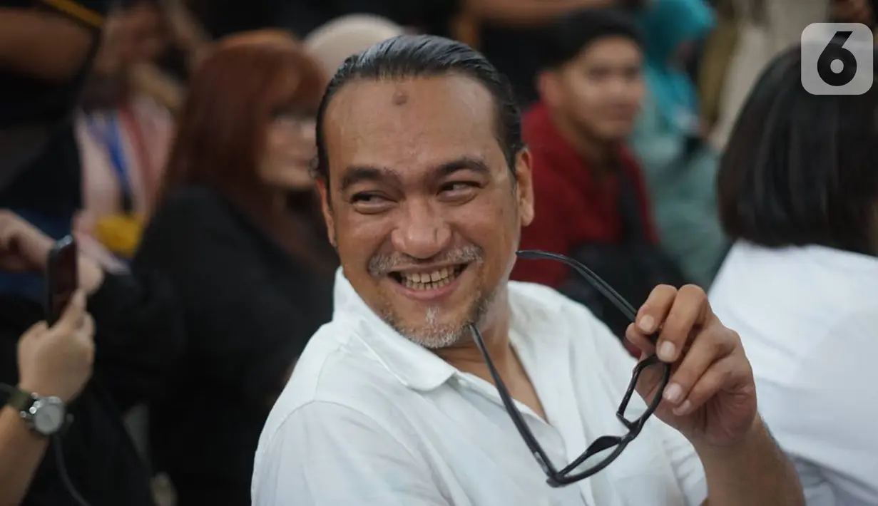 Ekspresi suami komedian Tri Retno Prayudati atau Nunung, July Jan Sambiran saat menghadiri sidang kasus penyalahgunaan narkotika di PN Jakarta Selatan, Rabu (6/11/2019). Sidang pembacaan tuntutan terhadap July Jan Sambiran dan nunung ditunda hingga 13 November 2019. (Liputan6.com/Immanuel Antonius)
