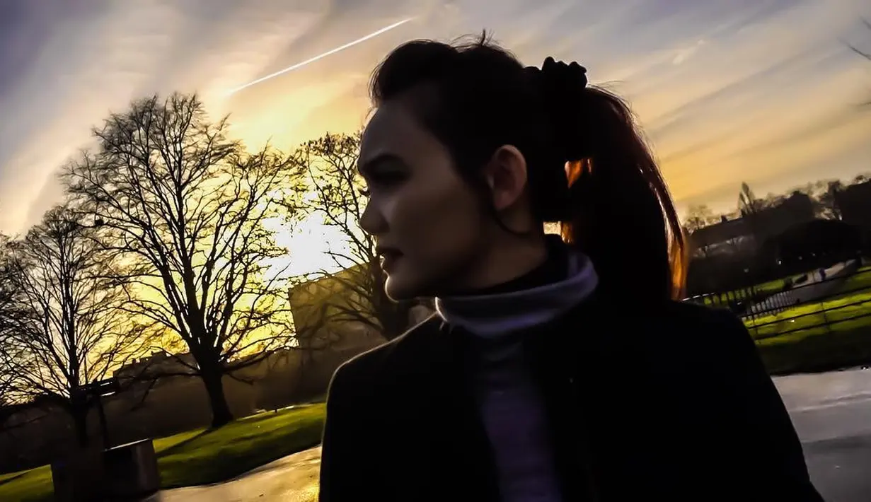 Liburan seorang diri di London sepertinya berhasil membuat Rina Nose menghilangkan penatnya. Terlihat dari wajahnya yang semringah dari foto-foto yang diunggah di akun Instagramnya. (Instagram/rinanose16)