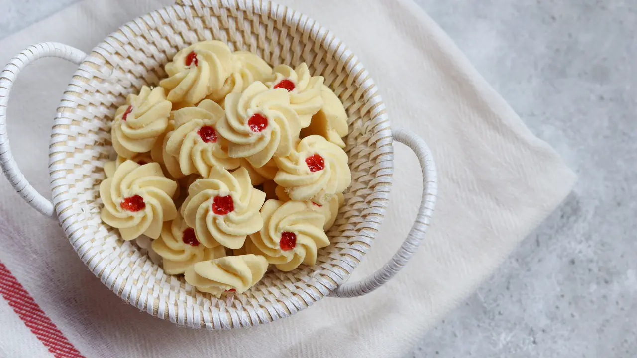 kue semprit sagu stroberi