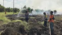 Lahan gambut yang sudah ditanami sawit itu terbakar sejak Senin lalu, tapi pemiliknya belum juga diketahui. (dok. Humas Polda Riau/M Syukur)