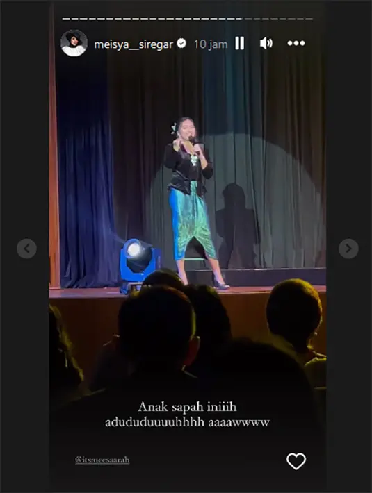 Dalam video, terlihat putri Ariel melantunkan lagu di atas panggung. Mengetahui sang ayah hadir, Alleia Anata langsung memanggilnya naik ke atas panggung. [Instagram/meisya__siregar]