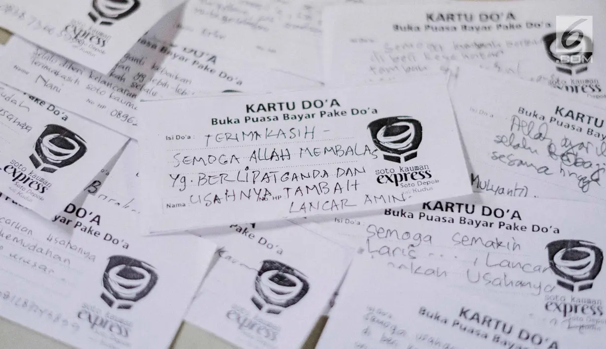 Sejumlah kartu doa terlihat di Kedai Soto Kauman Express Sawangan, Depok, Jawa Barat, Senin (13/5). Selama Ramadan, kedai soto ini menyediakan satu paket menu buka puasa terdiri dari soto, siomay, kurma, dan minuman yang cukup dibayar dengan doa pada secarik kertas. (Liputan6.com/Immanuel Antonius)