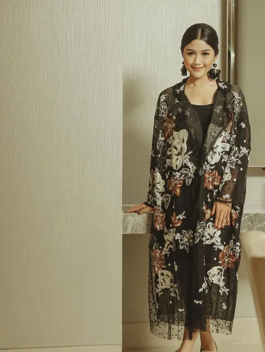 Erina Gudono tampil anggun dengan balutan busana dari Biyan. Busana ini memadukan outer full border dan tulle dengan inner berwarna senada [@erinagudono]