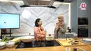 "Orang itu order terus karena murah. Udah gitu, aku senengnya gini kak disana aku kan jualan spesial website untuk tetangga, syaratnya nggak boleh jual lebih dari 6 Euro atau RP 100 ribu," sambung Nanda Gita. (Youtube/The Sungkars)