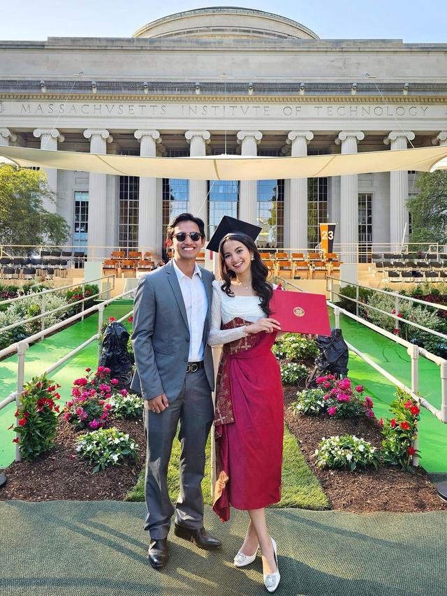 6 Momen Kelulusan Sabrina Anggraini dari MIT, Didampingi Belva Devara